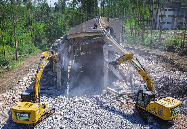 Demolição mecanizada